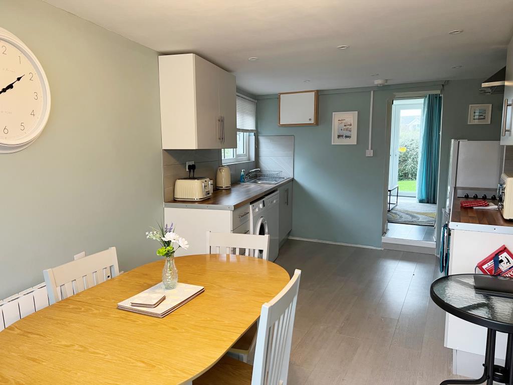 Lot: 75 - LARGE SEMI-DETACHED PROPERTY DIVIDED INTO ONE HOUSE AND THREE FLATS -